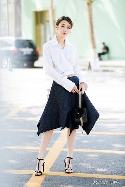 女星穿搭:上白下黑,简约黑白配,时尚不挑人