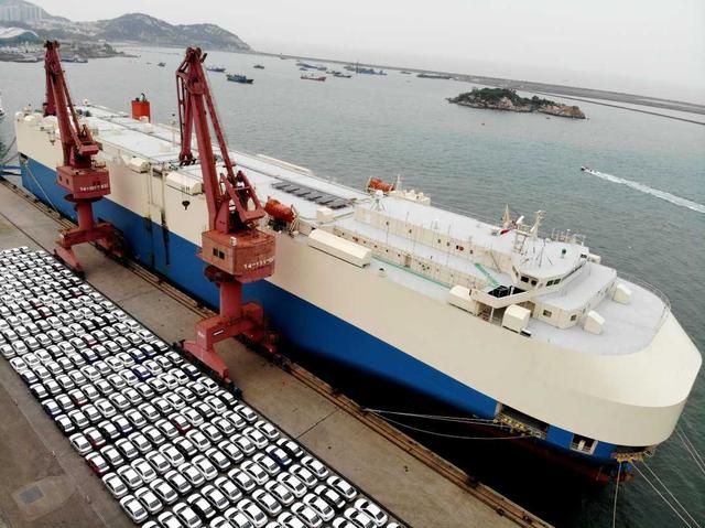 5月3日,一艘远洋滚装轮在连云港港东方公司码头装载汽车出口国外.