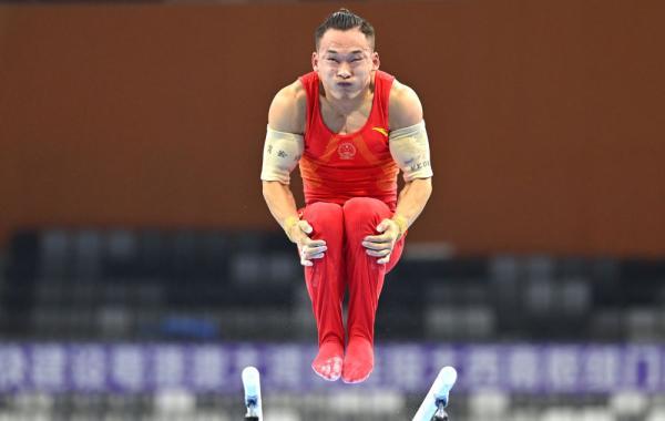 9月25日,国家集训队选手肖若腾在吊环比赛中.新华社记者程敏摄