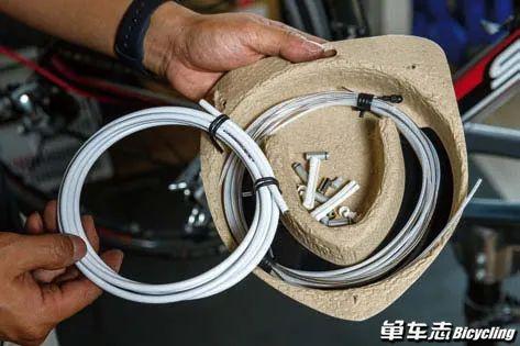 接着准备安装刹车线.