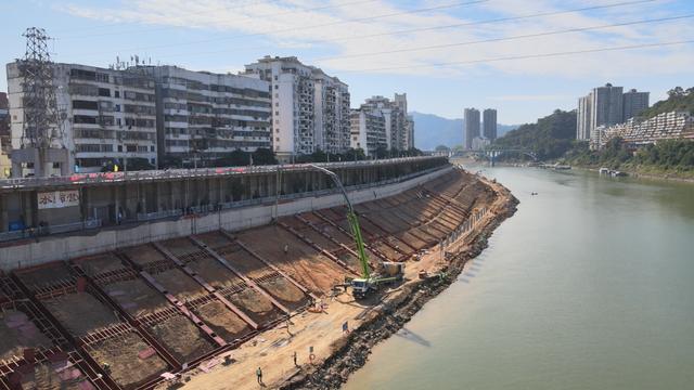 在廣西梧州市,河東防洪堤達標加固工程正加緊施工.