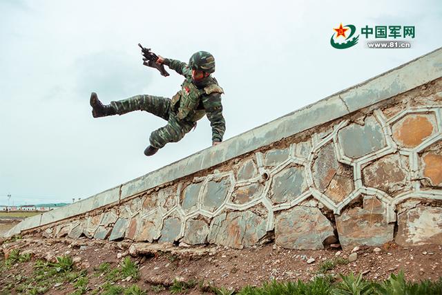 特战队员纵身翻越障碍.