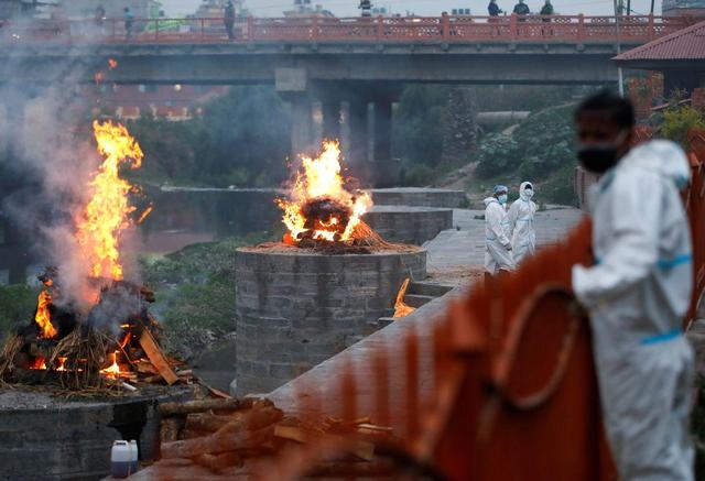 尼泊尔当下疫情形势严峻,人们被迫在河边焚烧新冠死者的遗体.