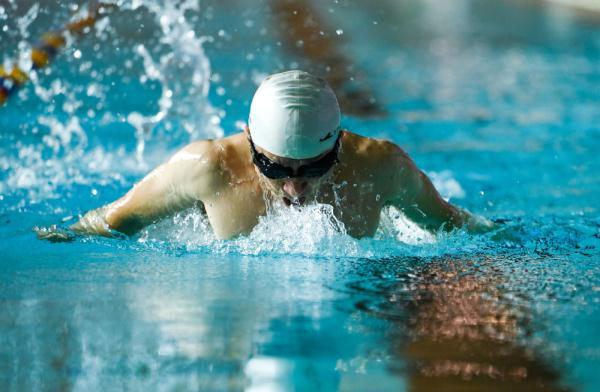 耿耀志在四川省游泳馆泳池边进行热身(8月26日摄).