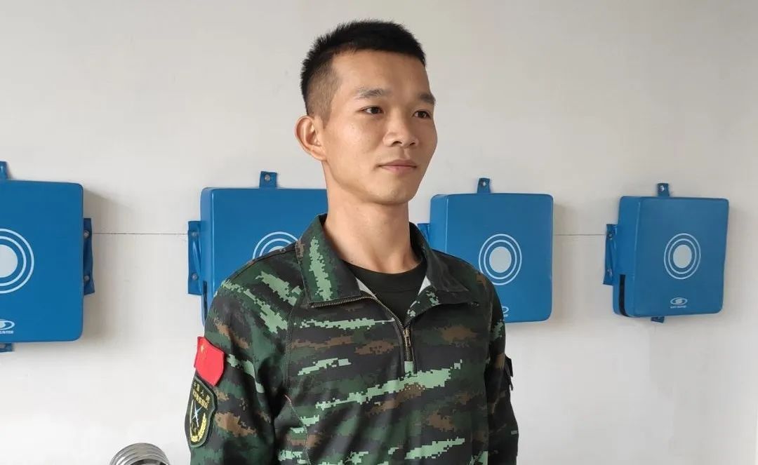 武警战士悄悄来看妈妈一个拥抱瞬间泪奔