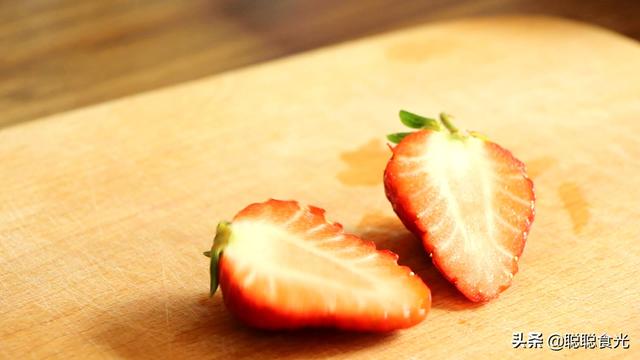Strawberry Bomb Cake: A Detailed Recipe & Instructions - OrbitReads