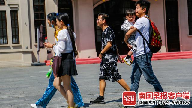 由于昼夜温差大,白天体感温暖,早晚偏凉,又到了乱穿衣的季节.