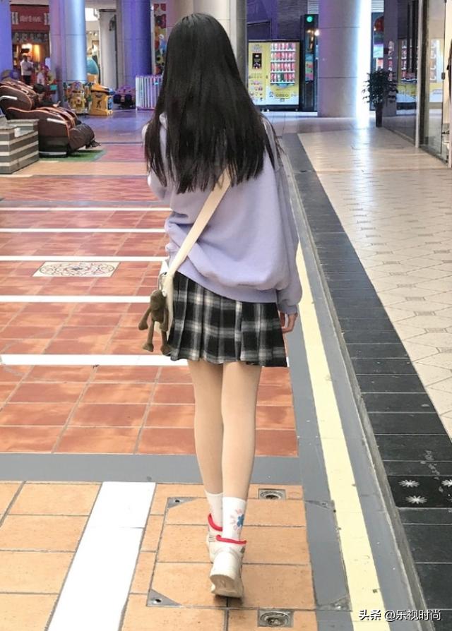 小李慧珍怕是"失控式长大"?15岁穿上无痕袜的腿,长得惊人