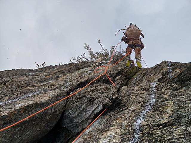 图说:中方参赛队员绳索滑降.