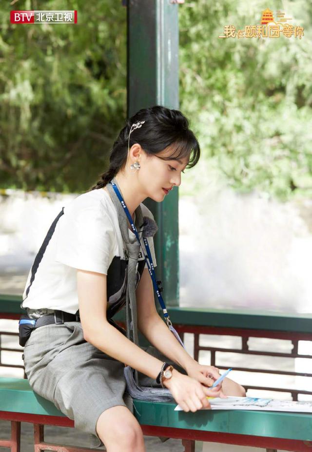 郑爽引领新时尚潮流,戴"挂耳发饰"录节目,时髦又有个性