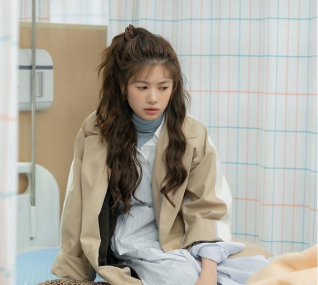 时尚探究社郑素敏新剧《灵魂维修工》预告剧照,剧中穿搭蛮可爱的,清纯