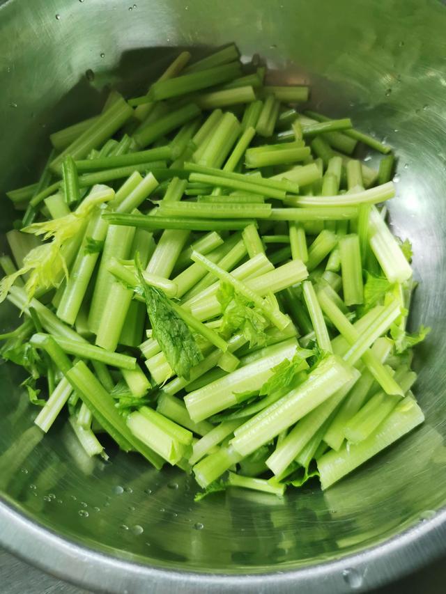 五花肉炒芹菜的做法