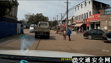 【你的育儿经】请告诉孩子：我们跑不过汽车！