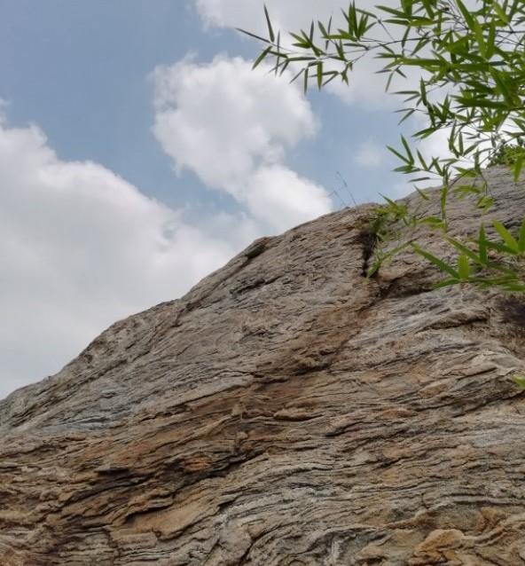 蒙山深处有一块光滑的大石头像一张床