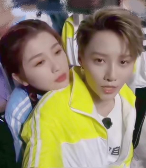 虞书欣太会搞cp!"大虞海棠"不香了,开始当刘雨昕的挂件?