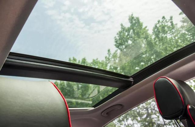 汽车有天窗和没天窗有什么区别?车主:现在才知道我买错了