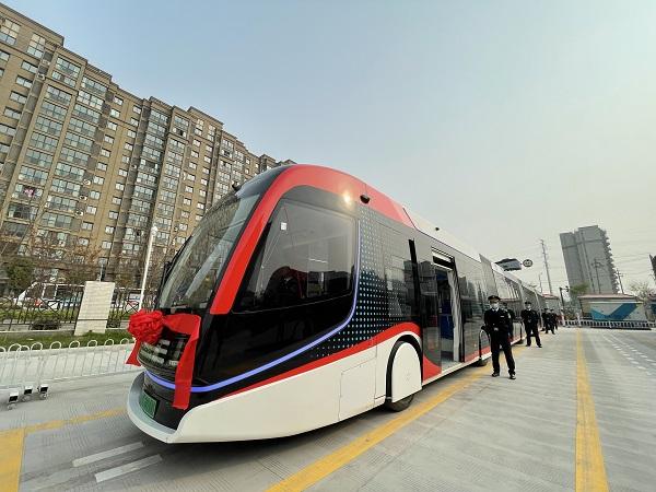 全国首条超级虚拟轨道列车在盐城市区试运行