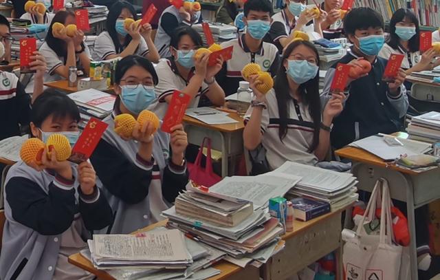 高考前,番禺区大龙中学每位考生都收到了一份特别的礼物——定制的利