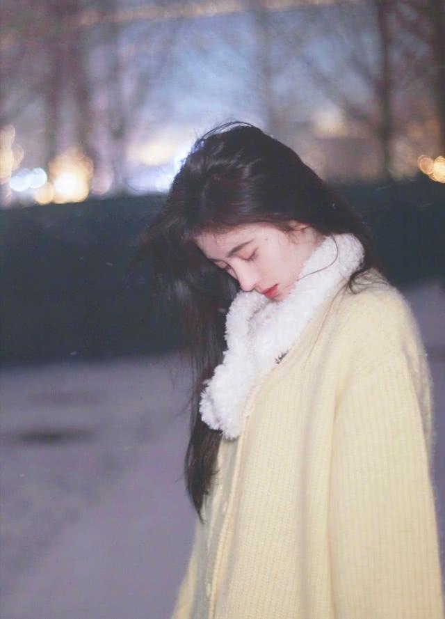 鞠婧祎穿黄色毛衣在雪地拍照,温柔又好看,但冻红的鼻头太抢镜了