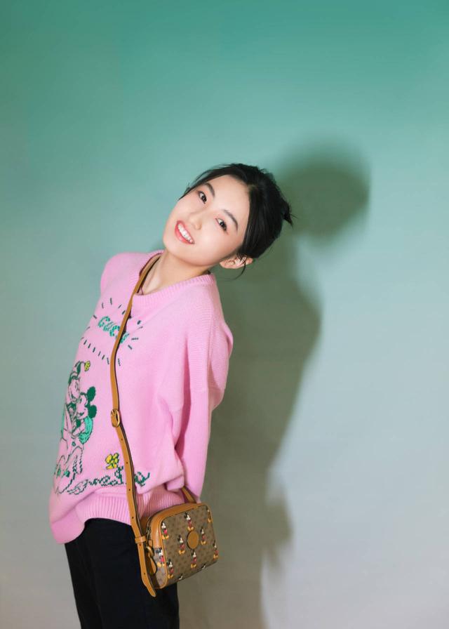 「时尚探究社」2020丸子头很受欢迎,张子枫丸子头,粉色毛衣,甜美似