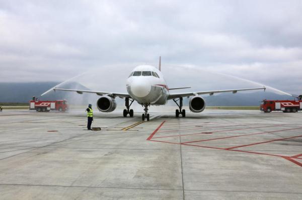 四川松潘九黄机场首驻始发航班推动民族地区旅游业回暖