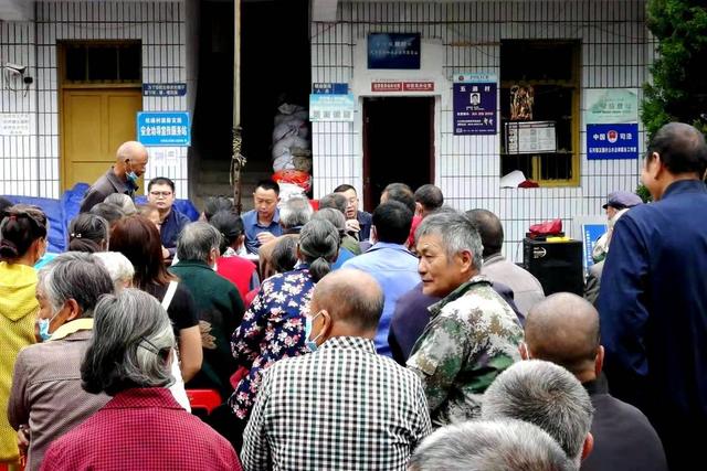 文叢東與村幹部一起開會收集群眾意見(受訪者供圖)