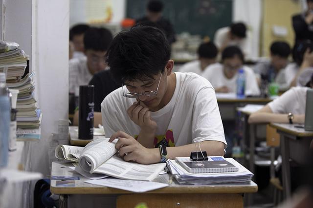 2021年5月31日,山西太原,长时间的伏案苦读后,一高三男生伸懒腰放松.