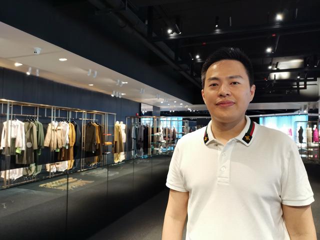 施皓天大学毕业后加入"哥弟",见证了大陆市场快速发展.