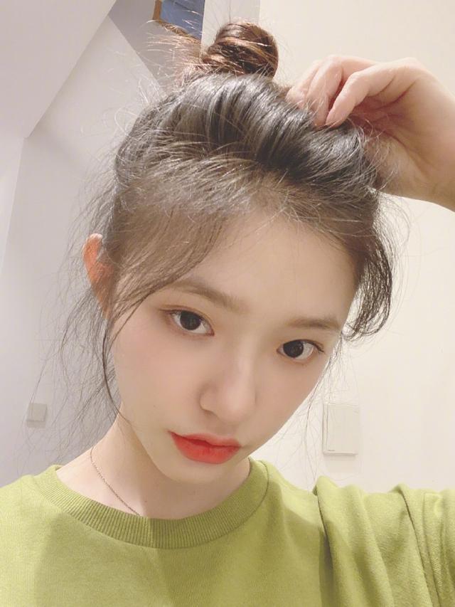 [时尚探究社]林允营业自拍甜笑wink 穿牛油果绿卫衣嘟嘴托腮灵动可爱