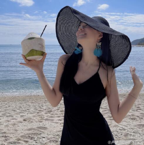 韩庚老婆卢靖姗在海边度假 穿开衩裙秀长腿