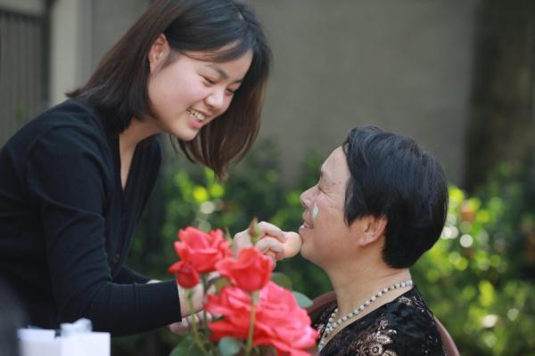 参加活动的女儿们通过为妈妈化妆,写祝福语,送鲜花等形式,表达对母亲