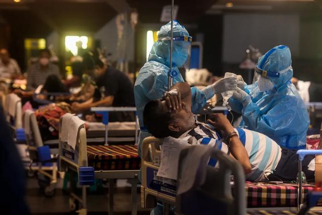 放弃谁?疫情之下,印度医生每天都在痛苦中抉择