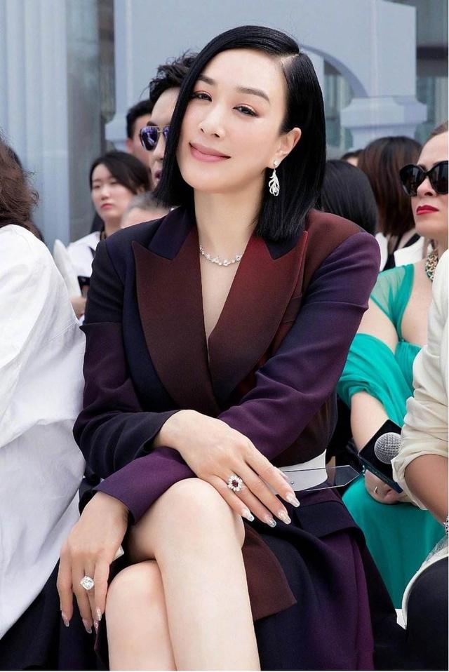 钟丽缇伊能静真是活力满满,爬山还要手舞足蹈,减龄打扮像少女影视交流