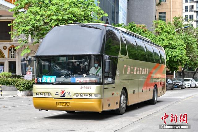 6月10日,广东广州市番禺区,大巴驶入大石街大兴村转移次密接者.