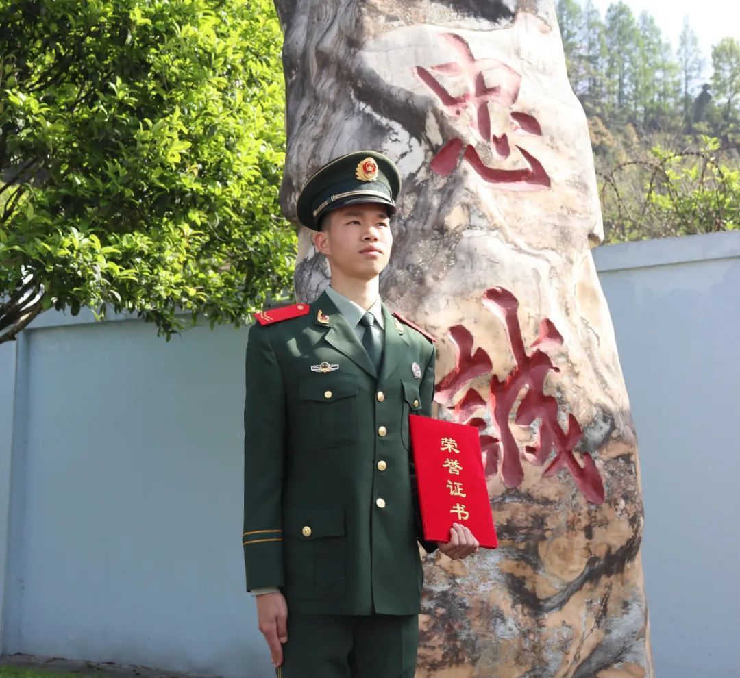 武警战士悄悄来看妈妈一个拥抱瞬间泪奔