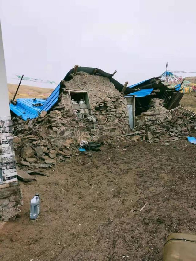青海发生7.4级地震,玛多县居民:部分房屋坍塌,下起了很大的雪