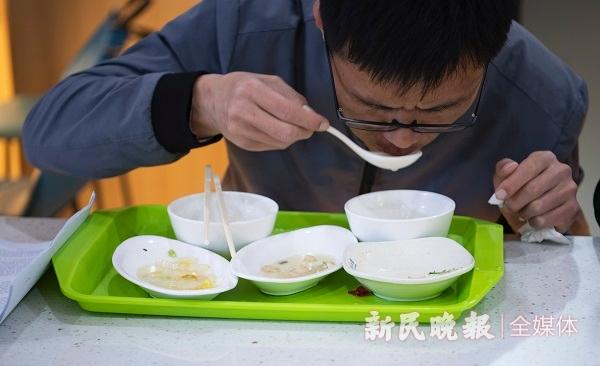 昨天午间11点40分,下课铃声响起,进才中学南校食堂开始热闹起来.