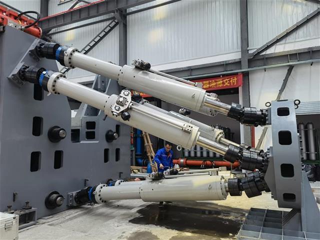 阻尼器主要安装在斜拉索,塔梁之间以及吊杆等关键部位,单个重量从15