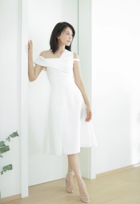 高圆圆的气质真是好,蓝色一字肩长裙好显白,看着高贵又大气