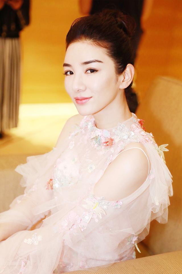 黄奕身穿粉色薄纱裙娇嫩甜美,而一袭渐变色拼接纱裙特别有韵味