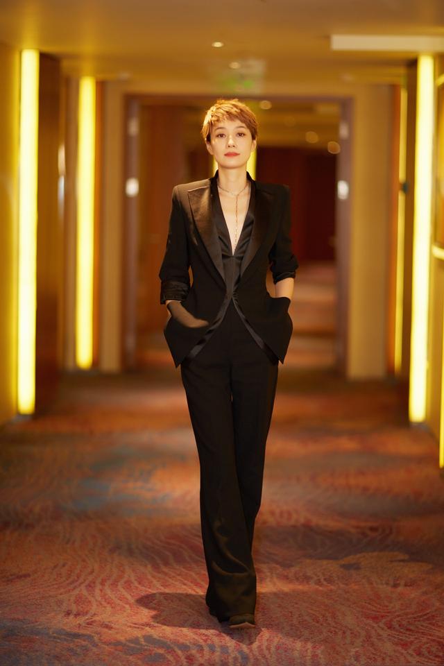 44岁马伊琍身材了不得!抹胸裙被撑得好满,搭新发型太惊艳