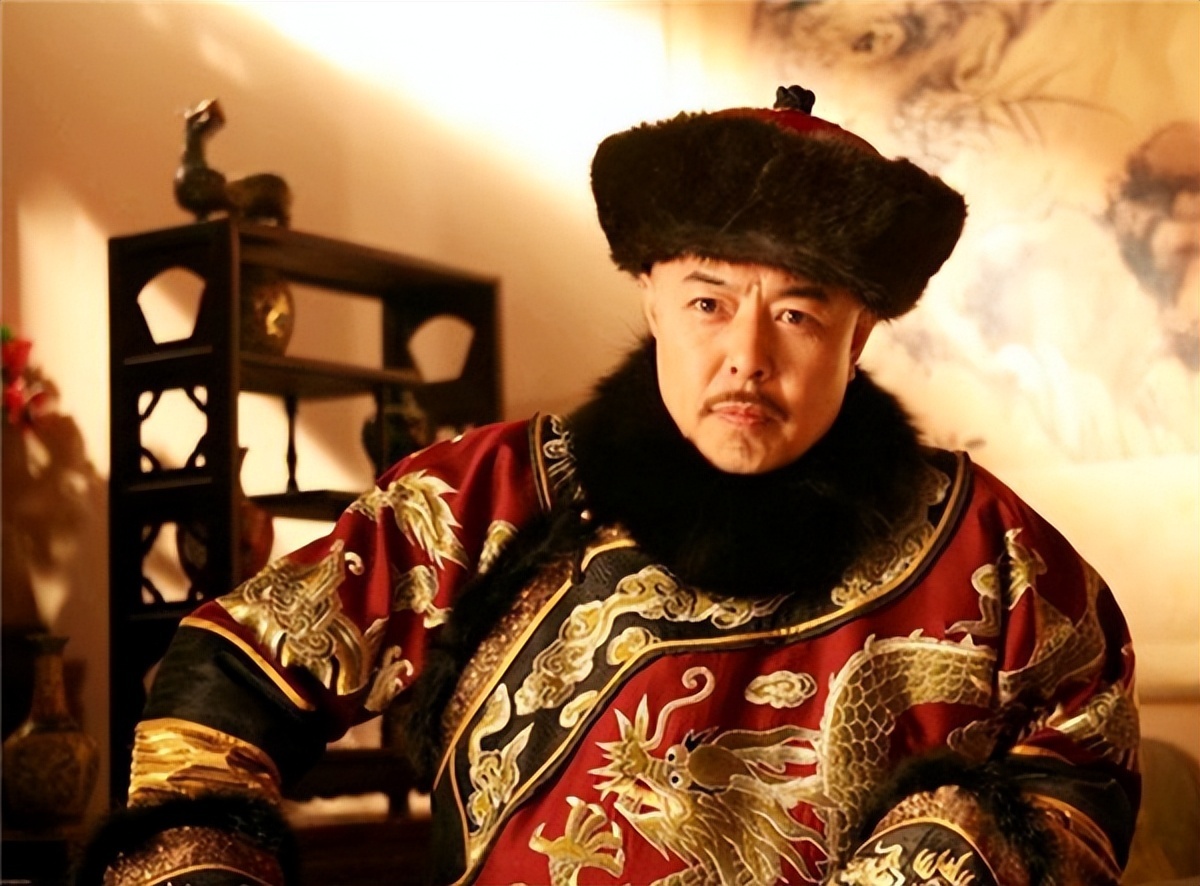 乾隆的真容被一意大利画师偷画下来相貌竟是八字胡鹰钩鼻