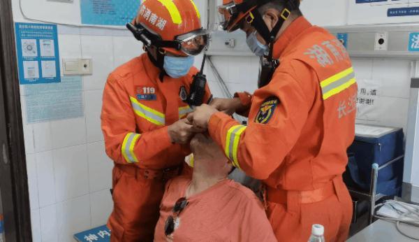 长沙一男子骑行被突然冒出的鱼钩钩住鼻子结果