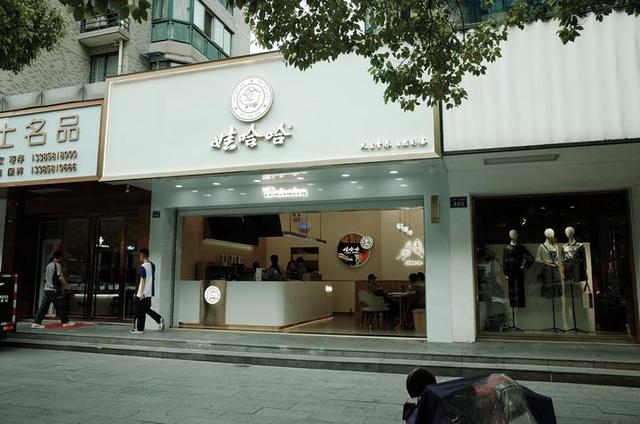 娃哈哈奶茶杭州店开业延期了!门口还是有一队吃货大老远赶去排队