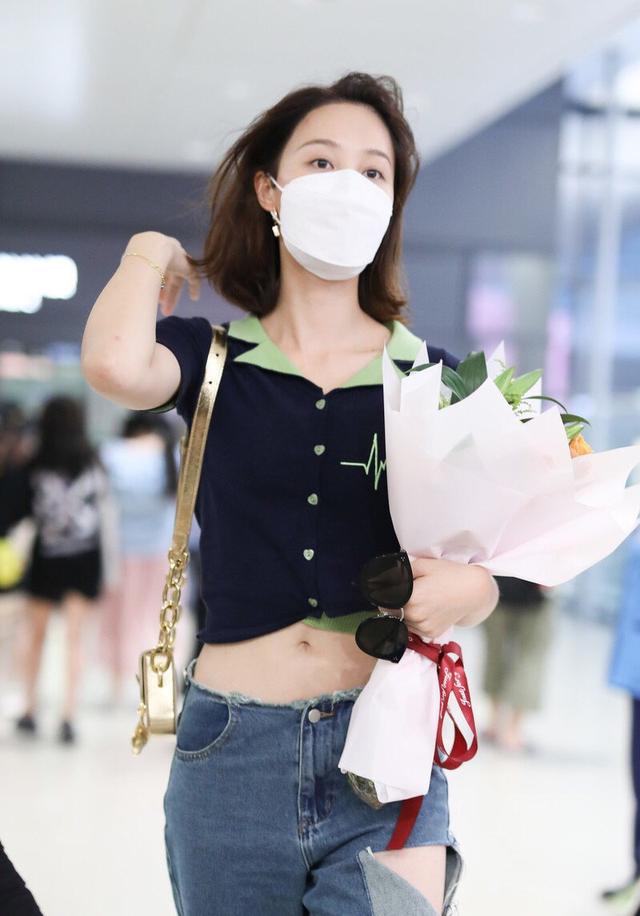 "舞美人甜"蓝盈莹露脐装配阔腿裤现身机场,标志性短发清爽迷人