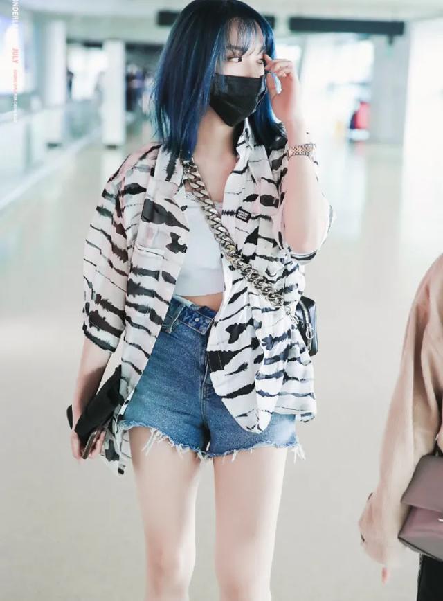 110斤程潇对自己太自信,直接穿短裤走机场,这"多肉腿"看服了