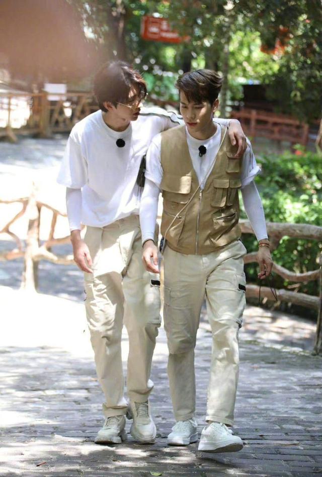 蔡徐坤王嘉尔林间勾肩搭背说悄悄话,神情专注满满江湖气息