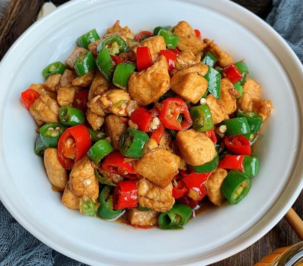 超下饭辣椒炒鸡丁,10分钟搞定,不老不柴好吃营养