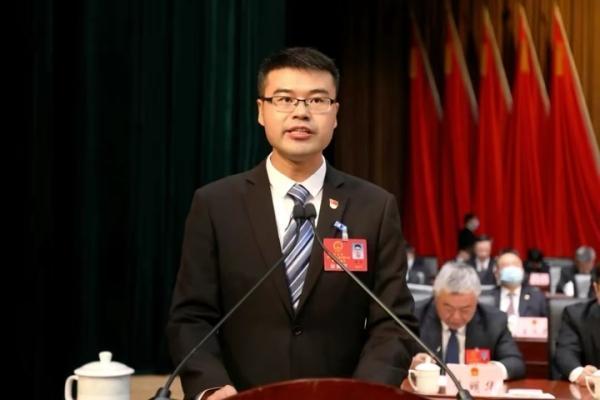 在甘肃省,1989年7月出生的焦三牛当选为民勤县人民政府县长;在江西省