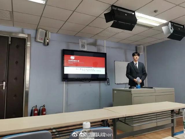 林一回校参加毕业答辩 身穿黑色西装气质纯净